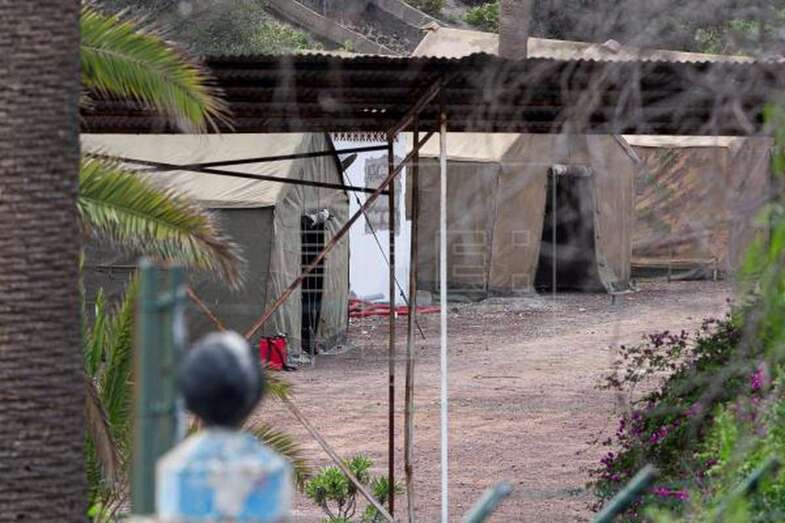 El antiguo polvorín de Barranco Seco acoge un campamento temporal al que se derivarán parte de los migrantes que pernoctan en Arguineguín (Foto EFE / Quique Curbelo)
